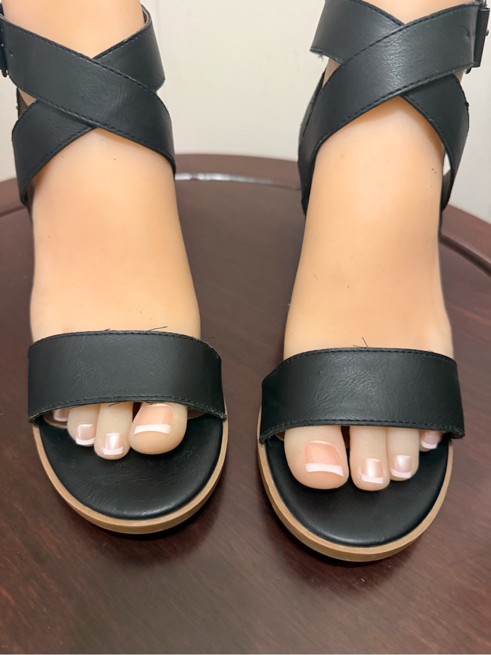 Merona Black Crisscross Strap Platform Sandals